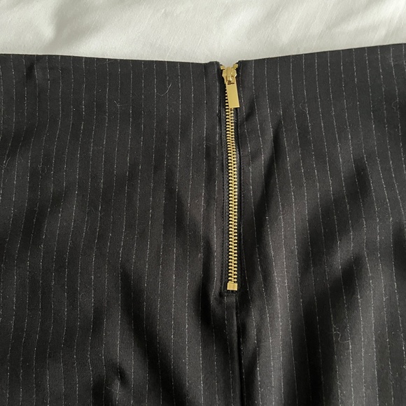 H&M Black Pinstriped pencil skirt. Size L - Picture 2 of 8